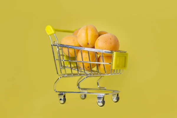 Apricots Small Shopping Cart Yellow Background — Stockfoto