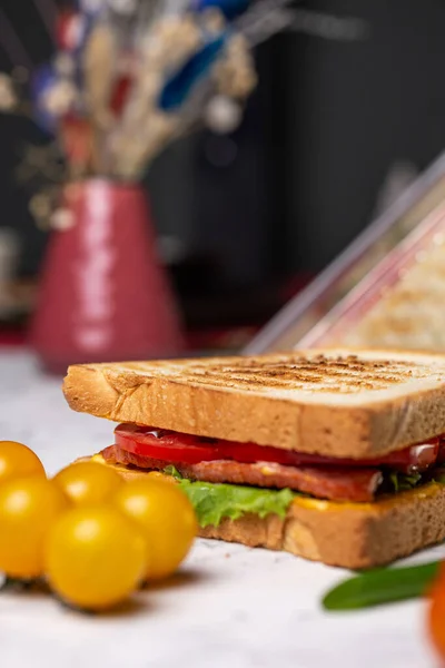 Juicy Crispy Sandwich Ham Vegetables Close Board — Stok fotoğraf