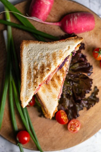 Juicy Crispy Sandwich Ham Vegetables Close Board — Fotografia de Stock