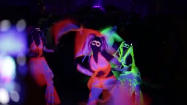 Dancers Glowing Neon Costumes Perform Dark Room — Stockvideo