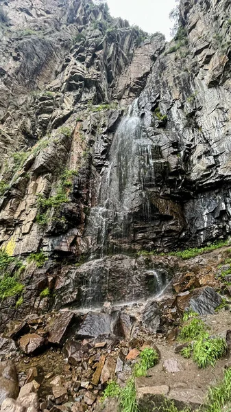 Водопад Скалистых Скалах Летний День — стоковое фото