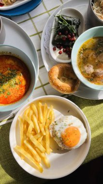 Masanın üstünde öğle yemeği. Patates kızartmalı yumurta..