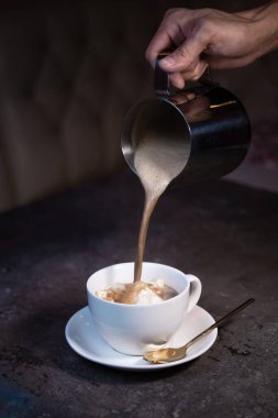 Şekerlemelerle kahve yapma süreci.