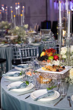 Şölen salonunda bir kutlama masası..