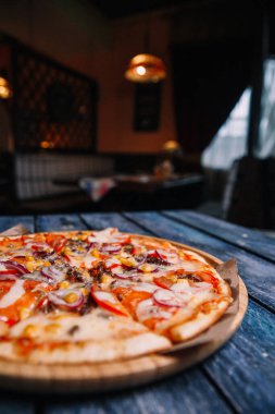 Mısır, soğan ve domatesli pizza.