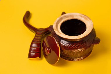 Kil tencere ve fırında pişirmek için sarı bir arka plan..