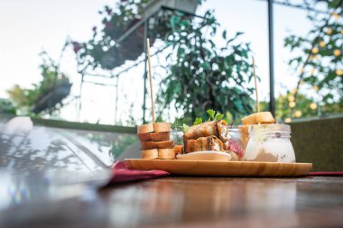 Lokantadaki aperatifler. Sandviç, patlıcan, ahşap bir masada.