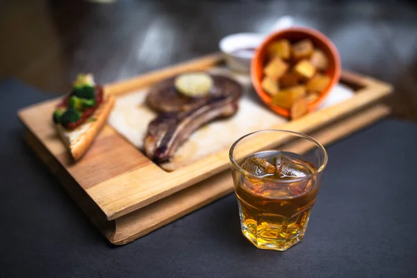 Whisky Bistec Con Salsa Sobre Madera — Foto de Stock
