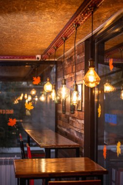 Kafenin içinde sıcak ışıklı retro ampuller..