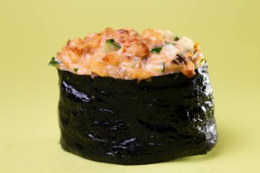 Sarı arka planda Gunkanlar Japon mutfağı.