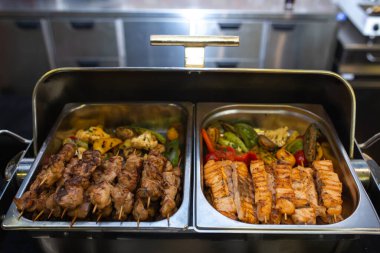 Tahta bir sopa üzerinde tavuk kebabı.