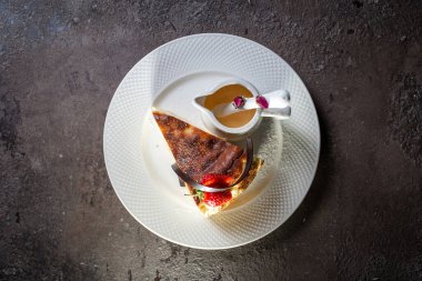 Beyaz tabakta çilekli tatlı pandispanya..