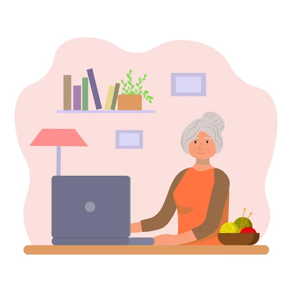 一个在笔记本电脑前的老妇人 奶奶在电脑前 一位老太太带着笔记本电脑坐在桌旁 — 图库照片