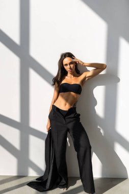 Siyah sutyen giyen seksi, zayıf kadın seksi, koyu renk moda poz stüdyosu.