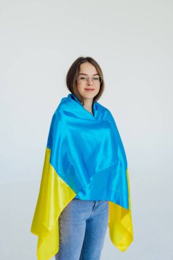Ukrayna bayrağı beyaz arka planda izole edilmiş genç Ukraynalı kadın kamuflajı