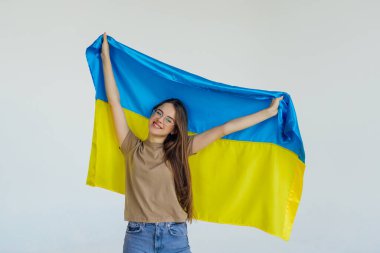 Ukrayna bayrağı beyaz arka planda izole edilmiş genç Ukraynalı kadın kamuflajı