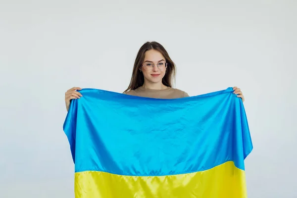 有白底乌克兰国旗的年轻貌美妇女 — 图库照片