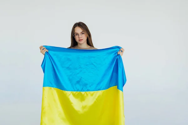 有白底乌克兰国旗的年轻貌美妇女 — 图库照片