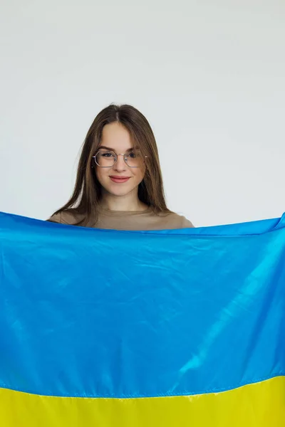 Hermosa Joven Con Bandera Ucrania Sobre Fondo Blanco — Foto de Stock