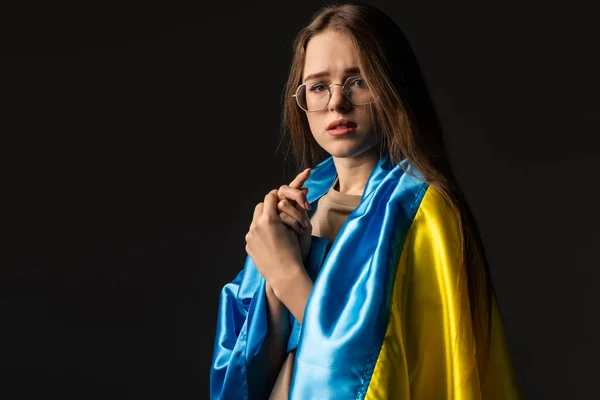 Kvinna Innehar Ukrainska Blå Och Gul Flagga Svart Bakgrund — Stockfoto