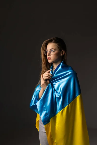Femme Tient Ukrainien Drapeau Bleu Jaune Sur Fond Noir — Photo