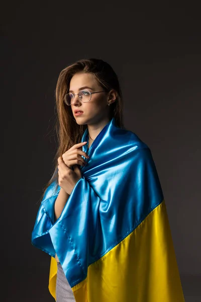 Tråkig Kvinna Täckt Med Ukrainas Flagga Begreppet Stående Med Ukrainska — Stockfoto