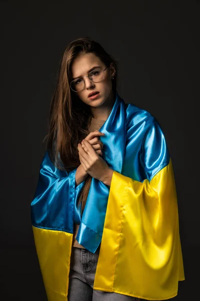 Triste Femme Couverte Drapeau Ukrainien Concept Position Avec Nation Ukrainienne — Photo