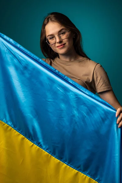 Молода Жінка Національним Прапором України Стоїть Над Зеленим Фоном — стокове фото
