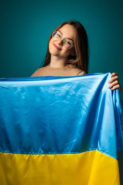 Ukrayna Bayrağı Yeşil Arka Planda Duran Genç Bir Kadın — Stok fotoğraf