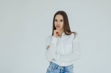 Boş kopya alanı, beyaz arka plan üzerinde izole tarafında isteyen düşünme genç güzel kadın