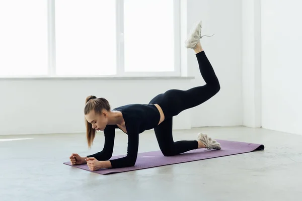 Sportig Kvinna Grå Sportkläder Och Leggings Öva Yoga Göra Push — Stockfoto
