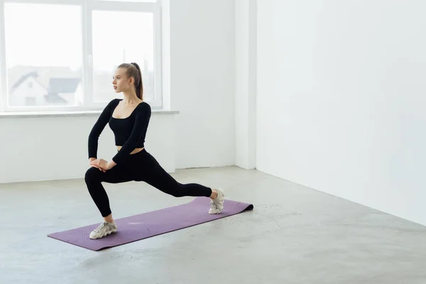 Mujer Joven Haciendo Ejercicio Estiramiento — Foto de Stock