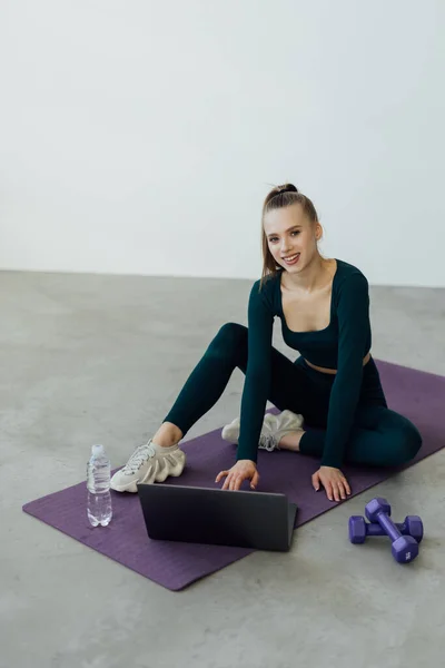 Smiling Fit Young Woman Sports Clothes Watching Fitness Videos Internet — Stock Fotó