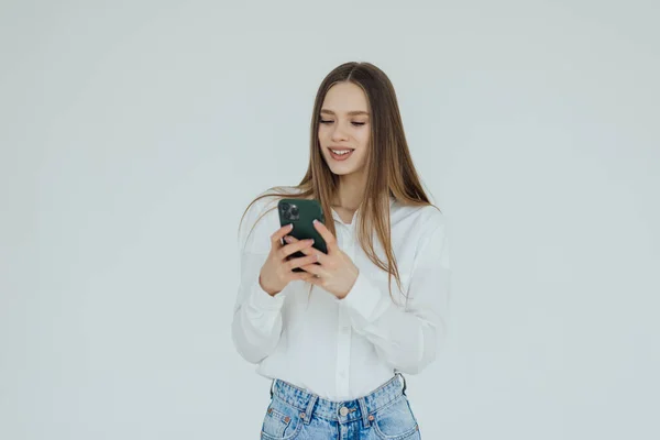 Портрет Усміхненої Привабливої Жінки Пише Мобільному Телефоні Стоячи Ізольовано Білому — стокове фото