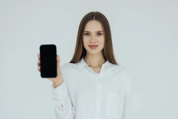 Gelukkig Jong Vrouw Houden Blanco Scherm Mobiele Telefoon Wijzend Vinger — Stockfoto