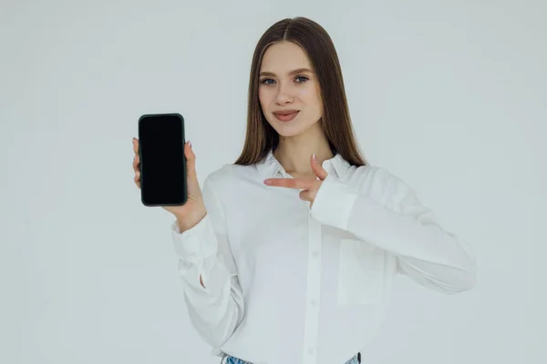 Veselá Roztomilá Žena Ukazující Prst Obrazovku Smartphone Izolovaných Bílém Pozadí — Stock fotografie