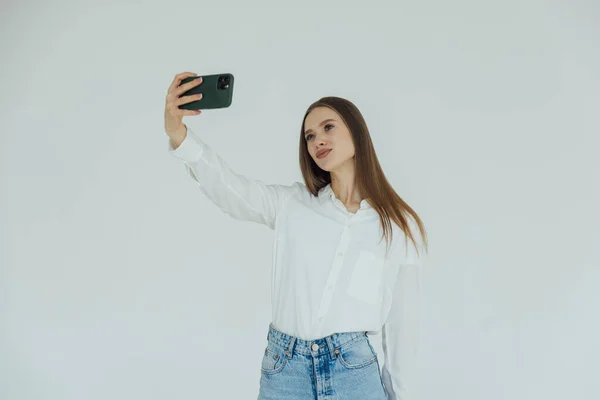Портрет Усміхненої Жінки Яка Бере Селфі Мобільним Телефоном Ізольовано Білому — стокове фото
