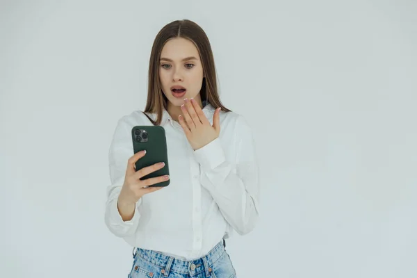 Портрет Шокованої Жінки Використанням Мобільного Телефону Ізольовано Білому Тлі — стокове фото