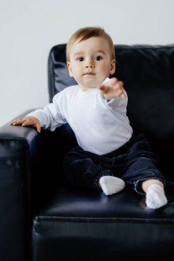 Küçük çocuk kanepede görüntülü sohbet kullanarak, web kameradan görüntülemek