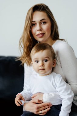 Oğlum ve annem evde kanepede oturup anneler gününü kutluyorlar.