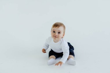 Beyaz arka planda izole edilmiş kot tişörtlü komik küçük çocuk.