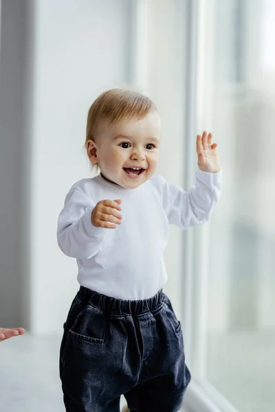 Lite Vilse Tankar Och Ledsen Två Gammal Pojke Sitter Vid — Stockfoto