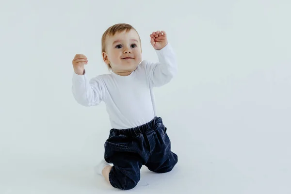 Criança Pequena Engraçada Com Camiseta Jeans Isolada Fundo Branco — Fotografia de Stock