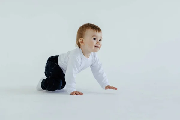 Rolig Liten Barn Med Denim Shirt Isolerad Vit Bakgrund — Stockfoto