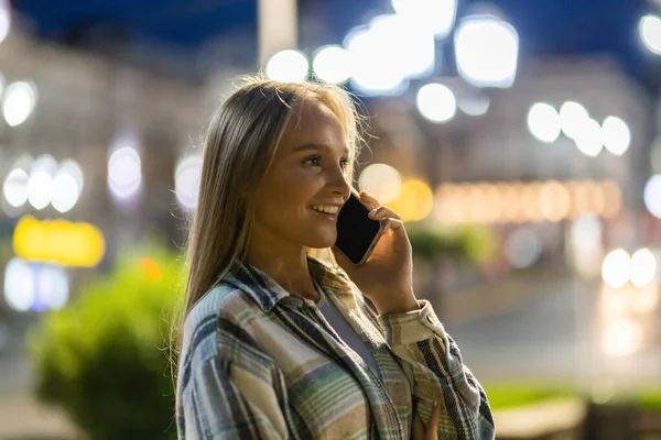 Красивая Женщина Разговаривает Мобильному Телефону Гуляет Ночному Городу — стоковое фото