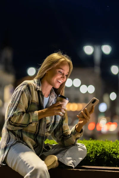 Молодая Женщина Крупным Планом Сидящая Скамейке Печатающая Смартфоне Летнюю Ночь — стоковое фото