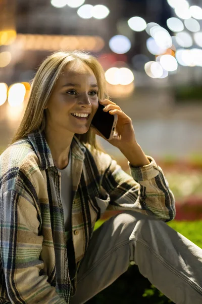 Красивая Молодая Женщина Разговаривает Смартфону Гуляя Ночной Улице Полной Неонового — стоковое фото