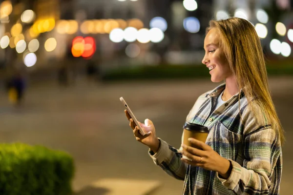 Молодая Белая Женщина Переписывающаяся Ночам Мобильником Городе — стоковое фото