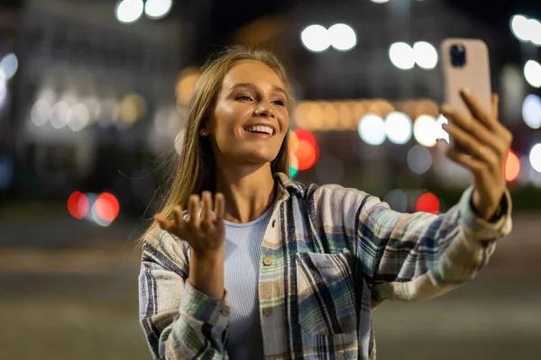 Снимок Привлекательной Молодой Женщины Использующей Смартфон Улице Городе Ночью — стоковое фото