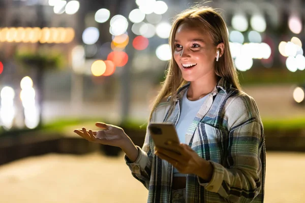 Smiling Young Woman Walking City Night Headphones Enjoy Listening Online Imágenes de stock libres de derechos